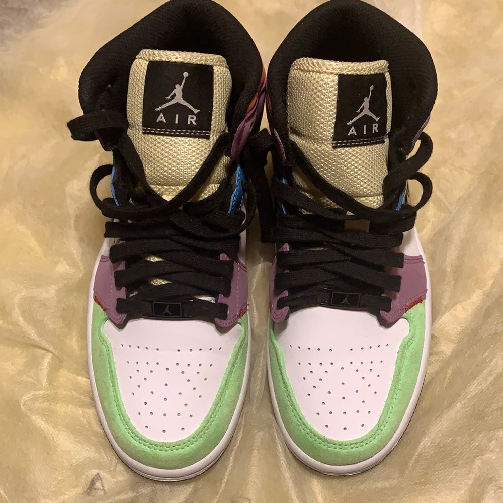 LIGHTBULB Air Jordan 1 Mid ⚡️